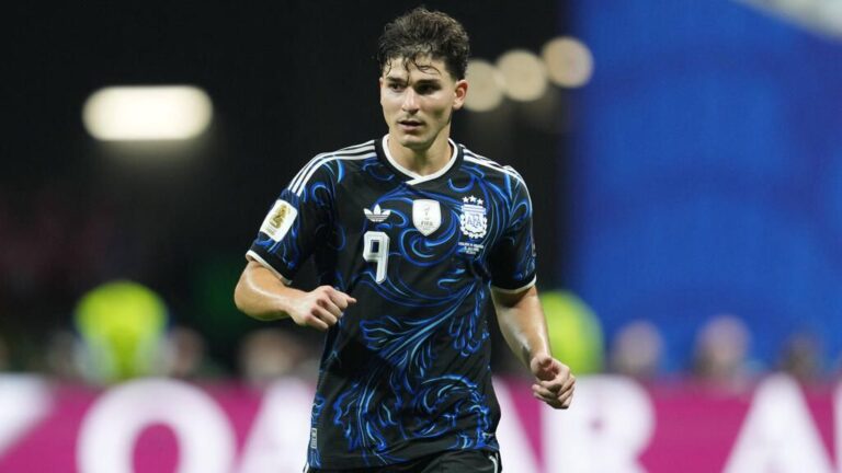 Julián Álvarez im Trikot der argentinischen Nationalmannschaft mit ernstem Blick