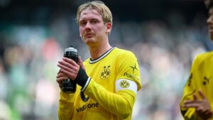 Julian Brandt im Trikot von Borussia Dortmund blickt konzentriert über das Spielfeld