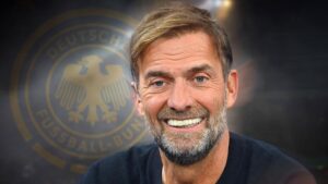 Jürgen Klopp im Porträt vor dem Logo des Deutschen Fußball-Bundes