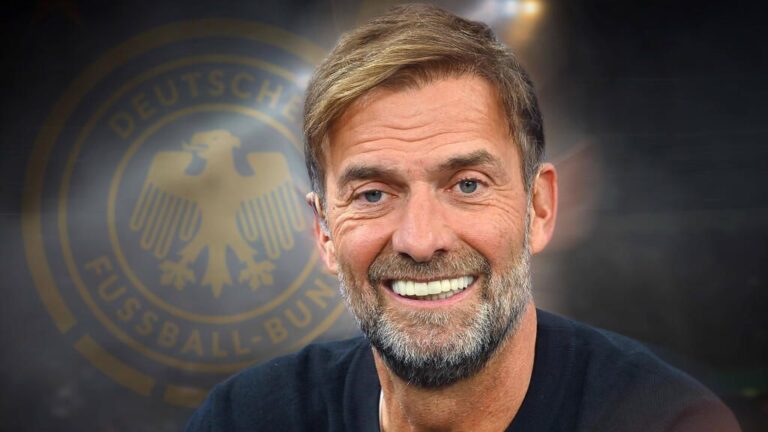 Jürgen Klopp im Porträt vor dem Logo des Deutschen Fußball-Bundes