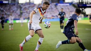Leon Goretzka im Trikot der deutschen Nationalmannschaft schaut nachdenklich auf das Spielfeld