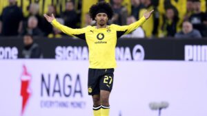 Karim Adeyemi im Trikot von Borussia Dortmund blickt konzentriert auf das Spielfeld