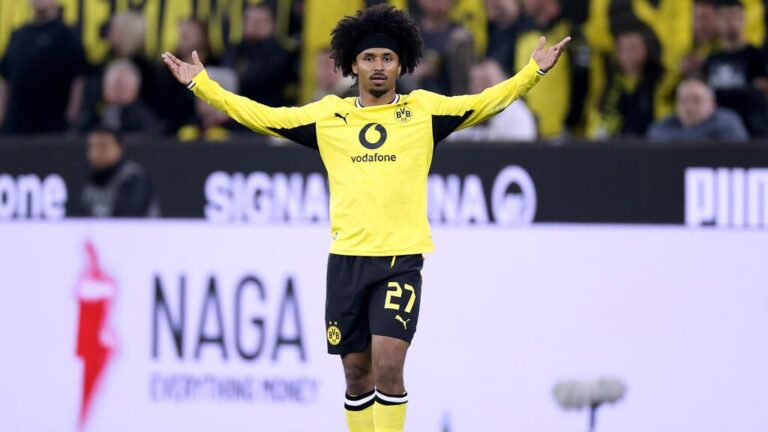 Karim Adeyemi im Trikot von Borussia Dortmund blickt konzentriert auf das Spielfeld
