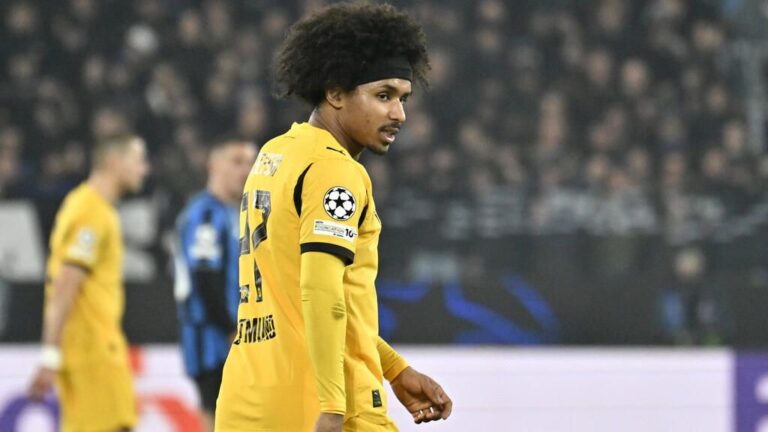 Karim Adeyemi im Trikot von Borussia Dortmund blickt fokussiert auf das Spielfeld