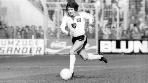 Porträt der englischen Fußball-Legende Kevin Keegan im Trikot des Hamburger SV