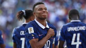Kylian Mbappé im Trikot der französischen Nationalmannschaft mit ernstem Blick auf dem Spielfeld
