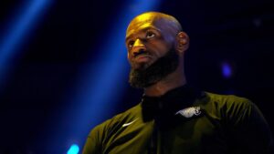 LeBron James im NBA-Trikot schaut fokussiert über das Basketballfeld