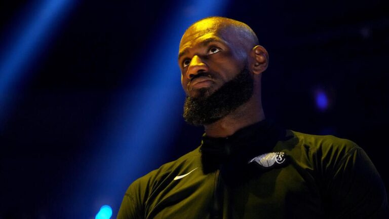 LeBron James im NBA-Trikot schaut fokussiert über das Basketballfeld