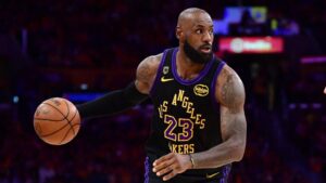 LeBron James blickt nachdenklich auf das Spielfeld und denkt über seine sportliche Zukunft nach