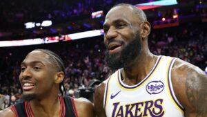 LeBron James fokussiert auf dem Spielfeld während eines NBA-Basketballspiels