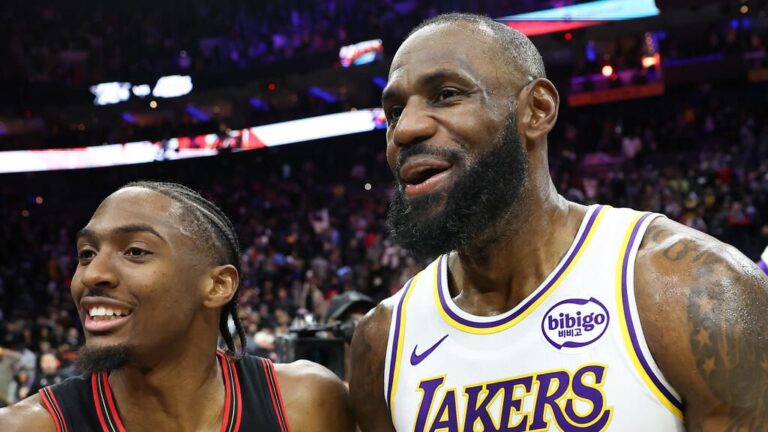 LeBron James fokussiert auf dem Spielfeld während eines NBA-Basketballspiels