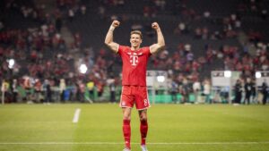 Leon Goretzka im Trikot des FC Bayern München blickt nachdenklich und fokussiert auf das Spielfeld.