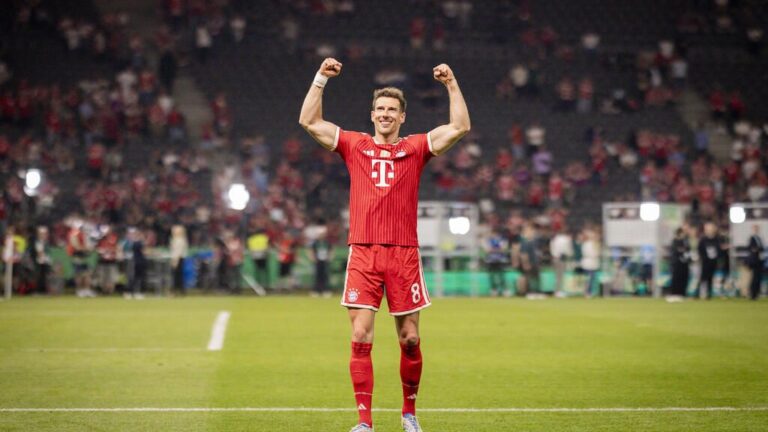 Leon Goretzka im Trikot des FC Bayern München blickt nachdenklich und fokussiert auf das Spielfeld.