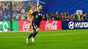 Lionel Messi im Trikot der argentinischen Nationalmannschaft bei der WM 2026, während er gehend das Spielgeschehen beobachtet
