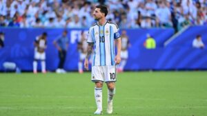 Lionel Messi im Trikot von Argentinien beobachtet das Spielgeschehen bei der WM 2026 im Gehtempo.