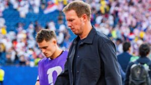 Julian Nagelsmann schaut als Bundestrainer der deutschen Nationalmannschaft ernst an der Seitenlinie.