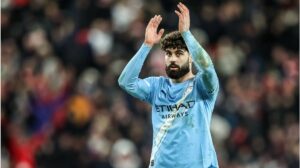 Josko Gvardiol im Trikot von Manchester City klatscht auf dem Spielfeld in die Hände