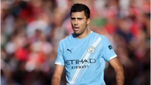 Rodri im Trikot von Manchester City schaut nachdenklich auf das Spielfeld