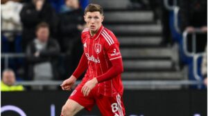 Elliot Anderson im Trikot der englischen Nationalmannschaft jubelt nach einem gewonnenen Zweikampf