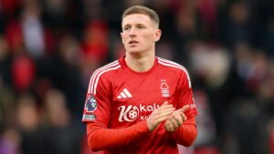 Elliott Anderson im Trikot der englischen Nationalmannschaft oder bei seiner offiziellen Vorstellung bei Manchester City.