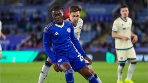 Jeremy Monga am Ball im Trikot von Leicester City vor dem Transfer zu Man City