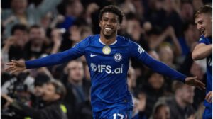 Andrey Santos im Trikot des FC Chelsea blickt konzentriert auf dem Spielfeld
