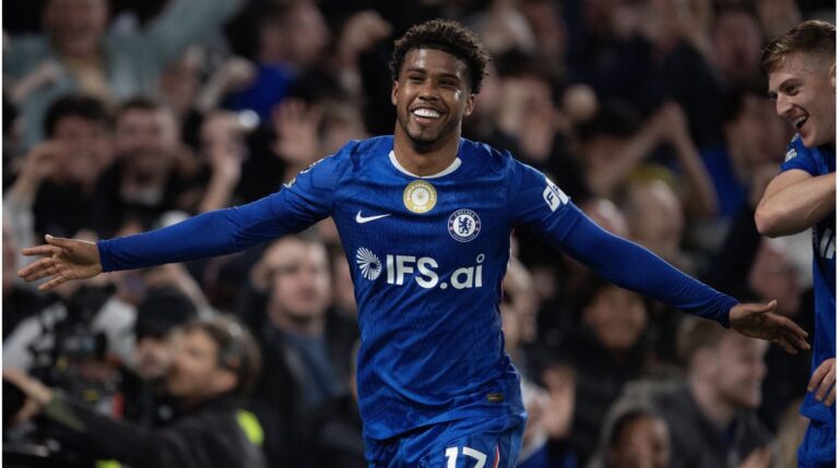 Andrey Santos im Trikot des FC Chelsea blickt konzentriert auf dem Spielfeld