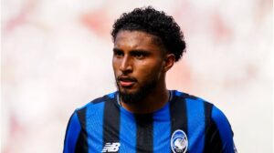 Mittelfeldspieler Ederson im Trikot von Atalanta Bergamo gestikuliert während eines Fußballspiels auf dem Platz.
