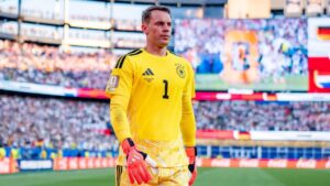 Manuel Neuer im Torwarttrikot der deutschen Nationalmannschaft mit ernstem Gesichtsausdruck auf dem Spielfeld.