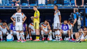Manuel Neuer im Trikot der deutschen Nationalmannschaft mit ernstem Gesichtsausdruck auf dem Spielfeld