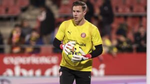Marc-Andre ter Stegen im Torwarttrikot des FC Barcelona blickt konzentriert auf das Spielfeld.