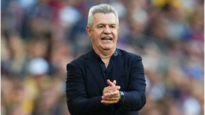 Die scheidenden Nationaltrainer Javier Aguirre und Carlos Queiroz gestikulieren an der Seitenlinie