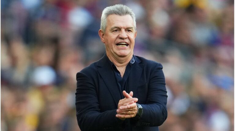 Die scheidenden Nationaltrainer Javier Aguirre und Carlos Queiroz gestikulieren an der Seitenlinie