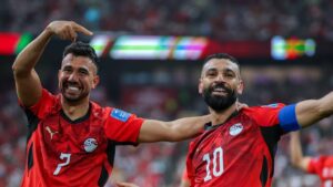 Mohamed Salah im Trikot der ägyptischen Nationalmannschaft blickt fokussiert auf das Spielfeld