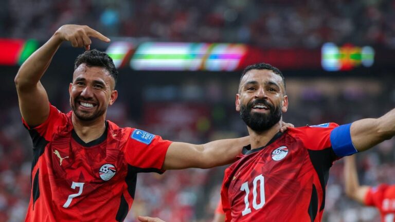 Mohamed Salah im Trikot der ägyptischen Nationalmannschaft blickt fokussiert auf das Spielfeld