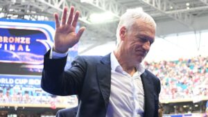 Didier Deschamps blickt emotional und nachdenklich an der Seitenlinie der französischen Nationalmannschaft.