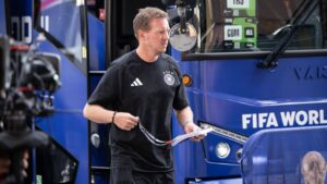 Ein enttäuschter Julian Nagelsmann im DFB-Trainingsanzug am Spielfeldrand