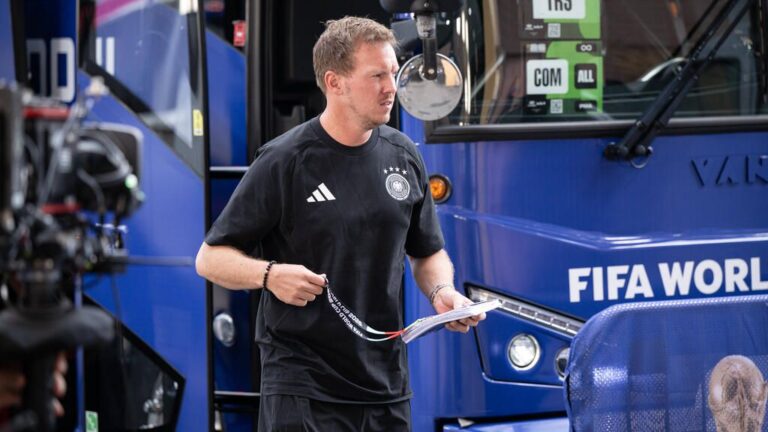 Ein enttäuschter Julian Nagelsmann im DFB-Trainingsanzug am Spielfeldrand