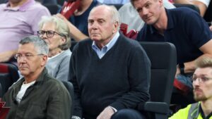 Porträt von Uli Hoeneß und Per Mertesacker vor einem DFB-Hintergrund