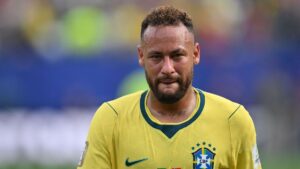 Neymar im Trikot der brasilianischen Nationalmannschaft blickt emotional auf das Spielfeld.