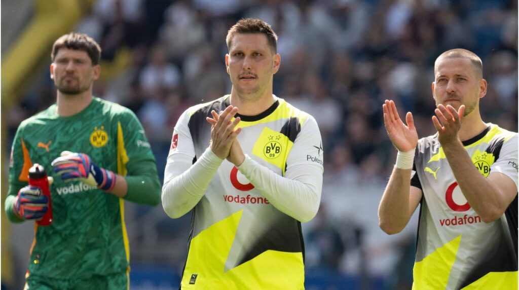 Niklas Süle im Trikot von Borussia Dortmund klatscht auf dem Rasen in die Hände