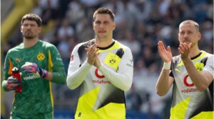 Niklas Süle im Trikot von Borussia Dortmund klatscht auf dem Rasen in die Hände