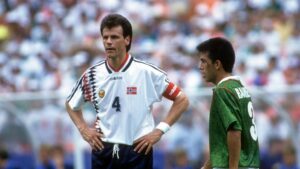 Erling Haaland und Martin Ödegaard jubeln im Trikot der norwegischen Nationalmannschaft bei der Weltmeisterschaft.