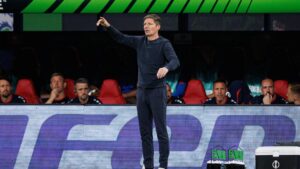 Trainer Oliver Glasner steht im Anzug am Spielfeldrand und gibt seiner Mannschaft taktische Anweisungen