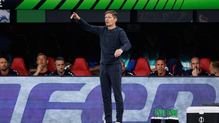 Trainer Oliver Glasner steht im Anzug am Spielfeldrand und gibt seiner Mannschaft taktische Anweisungen