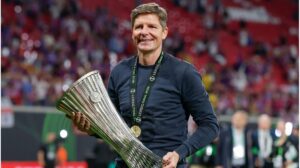 Oliver Glasner gestikulierend im Traineranzug am Spielfeldrand