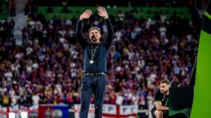 Trainer Oliver Glasner im Anzug fokussiert und gestikulierend am Spielfeldrand