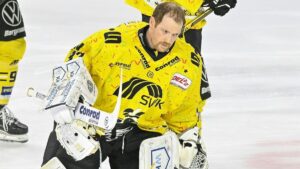 Eishockey-Torhüter Danny aus den Birken in voller Ausrüstung auf dem Eis