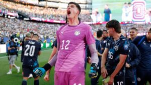 Orlando Gill bejubelt eine Parade im Trikot der paraguayischen Nationalmannschaft