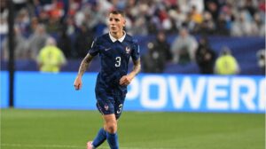 Lucas Digne im Trikot der französischen Nationalmannschaft am Ball